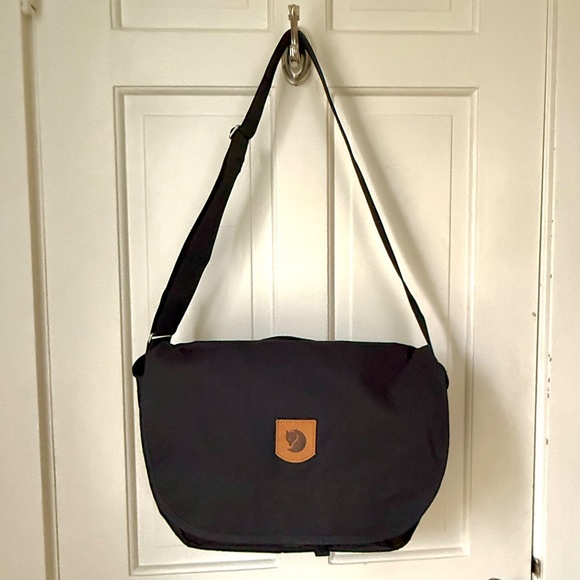 FjallRaven Greenland Shoulder Messenger Bag Black - Unisex - Picture 2 of 6